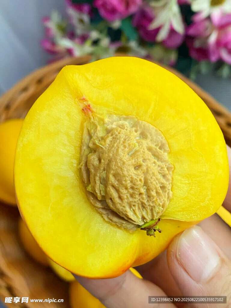 新鮮黃桃切面特寫
