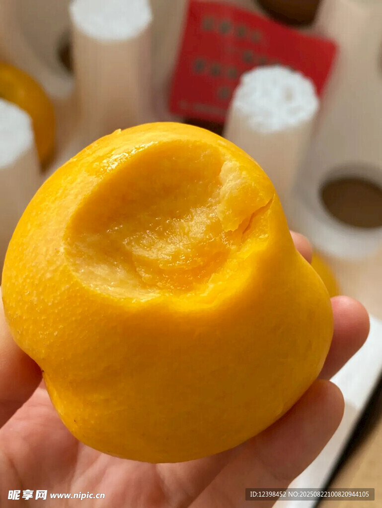 手捧剝開(kāi)的黃嫩新鮮桃子