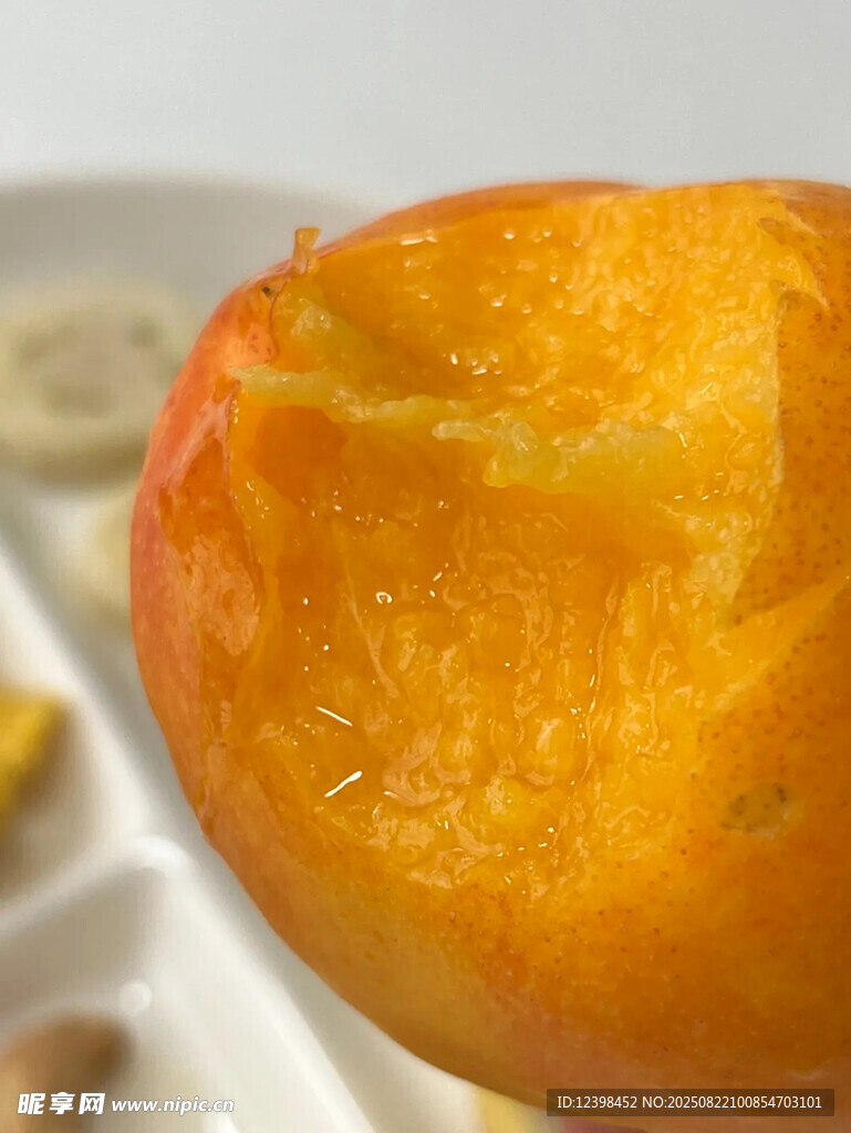 咬過(guò)的黃桃果肉特寫