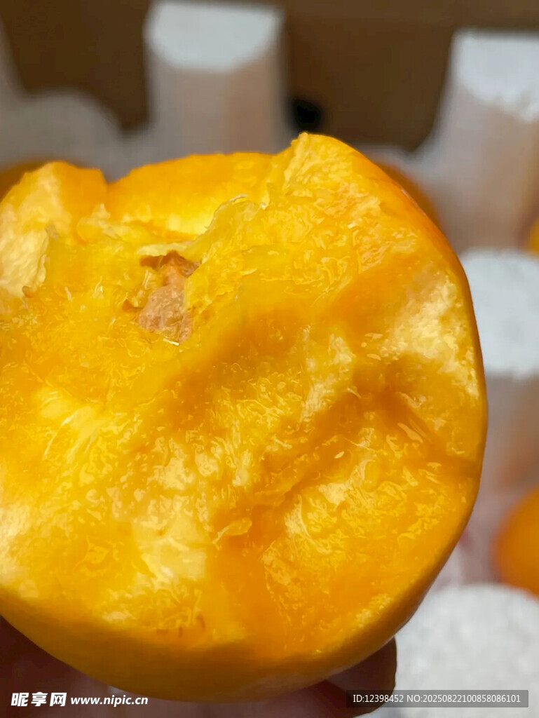 金黃誘人的美味桃子果肉