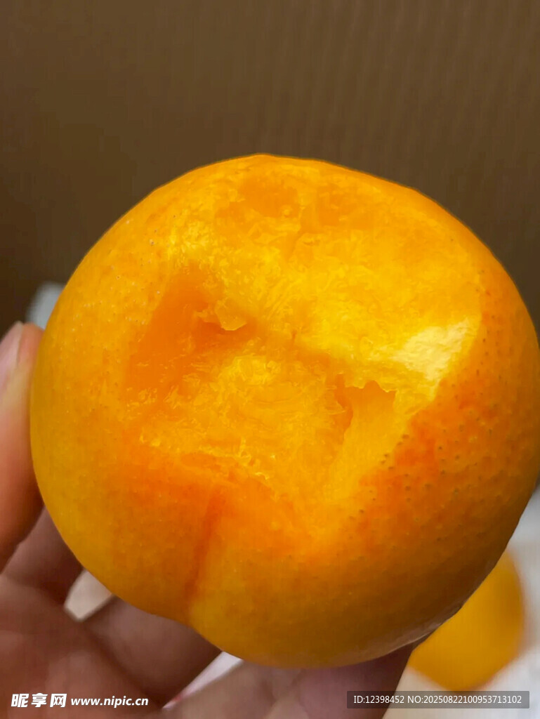 手捧金黃飽滿新鮮水蜜桃
