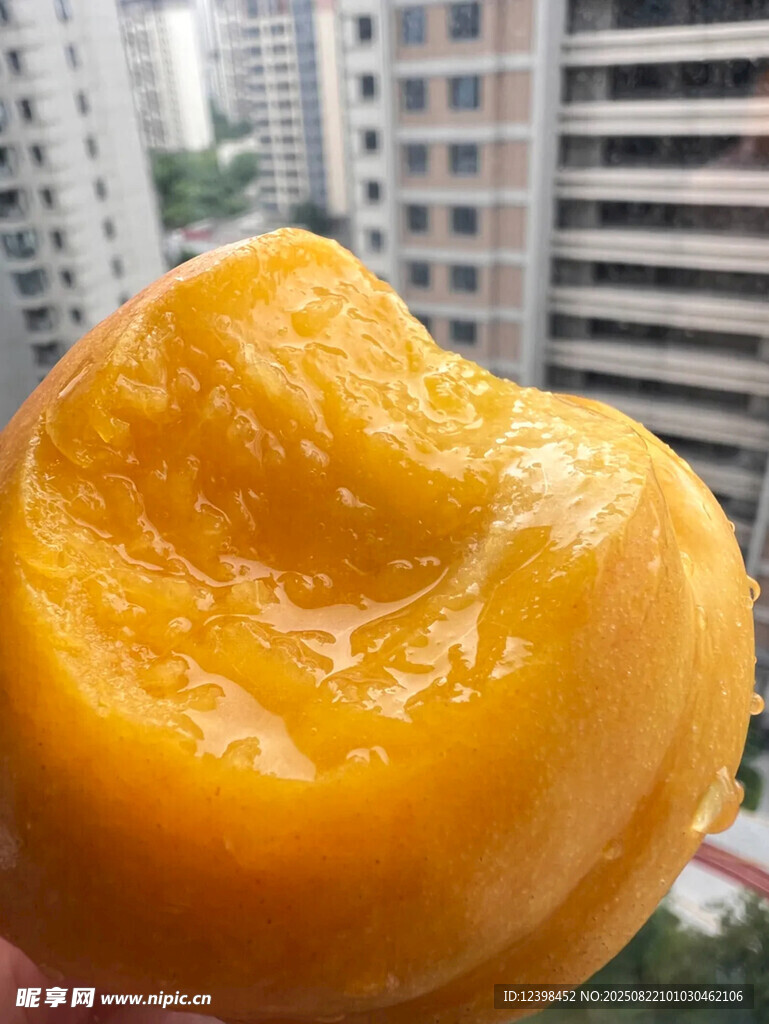 金黃多汁的美味桃子
