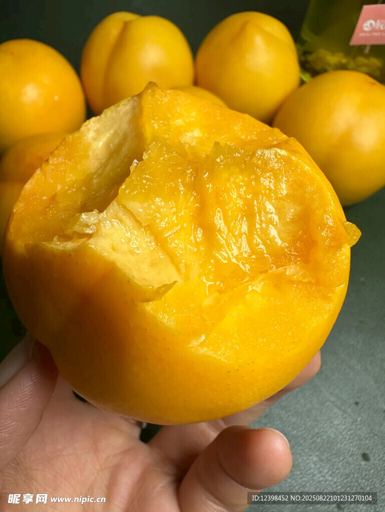 手捧多汁黃桃果肉飽滿
