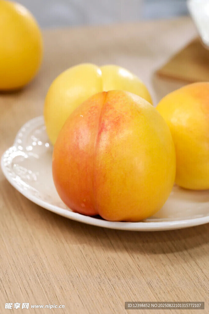 盤中黃桃