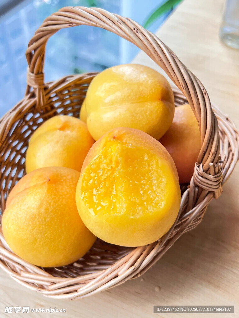 籃子里的新鮮黃桃