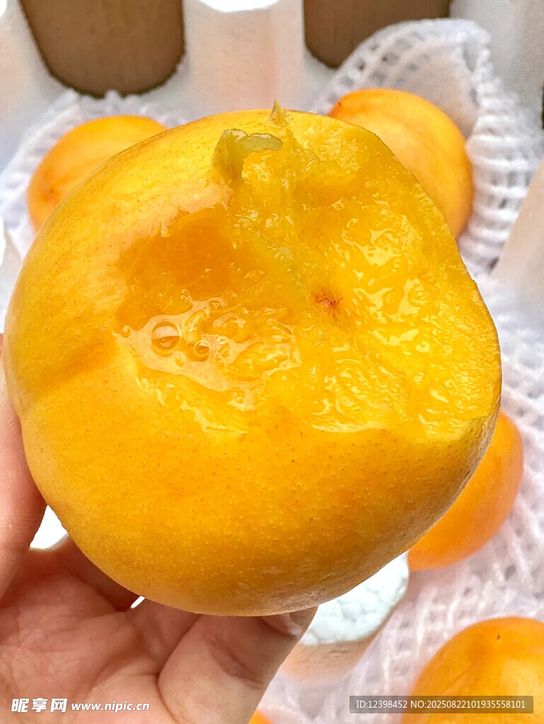 手捧多汁黃桃