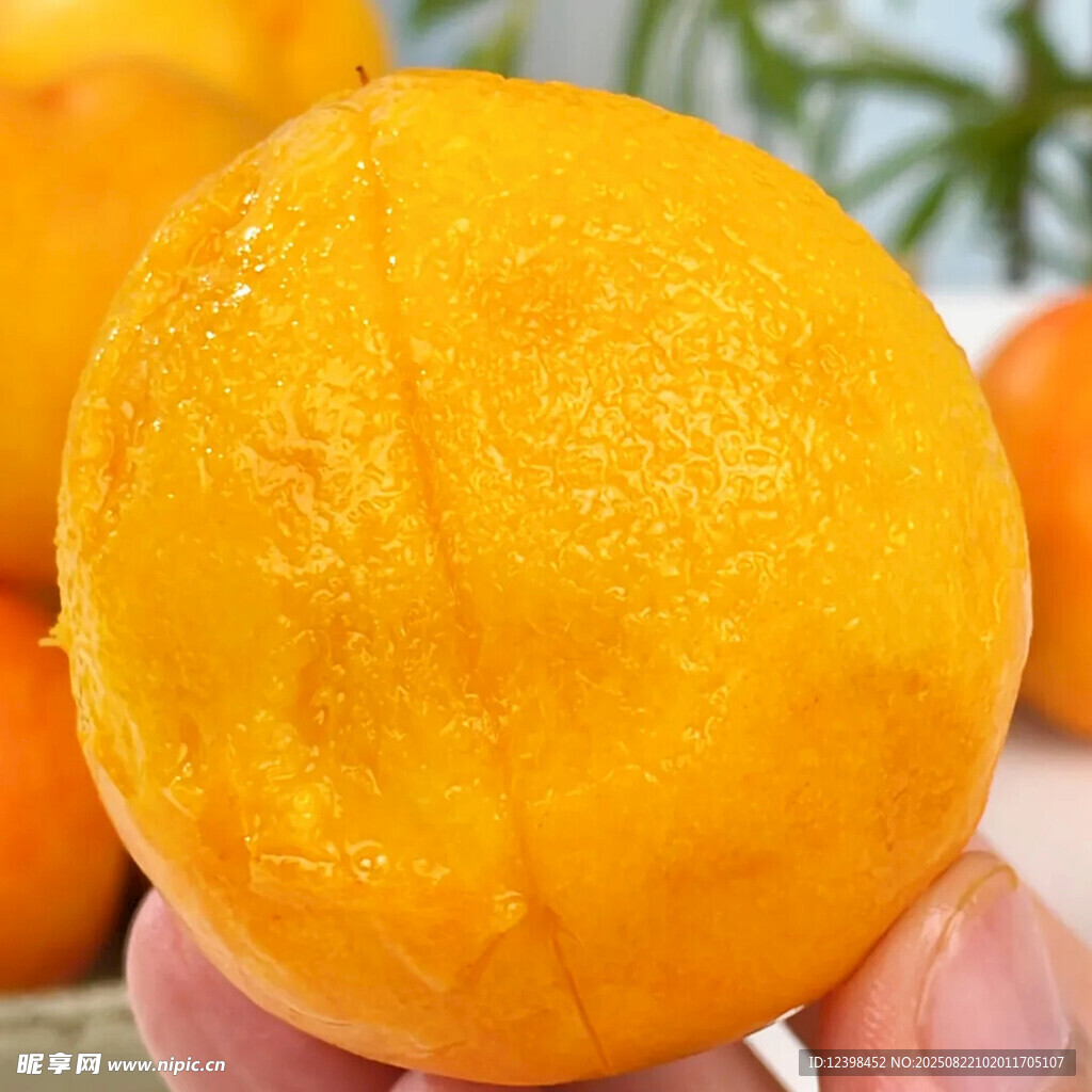 手捧鮮黃飽滿的多汁桃子