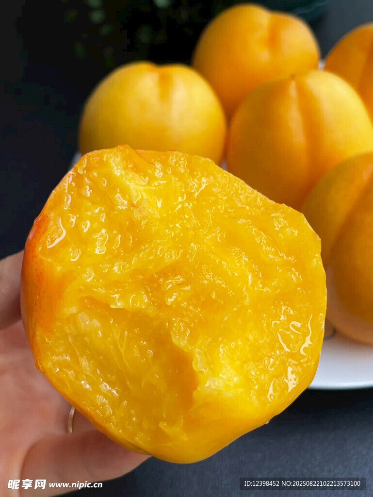 手捧黃澄澄美味桃子果肉