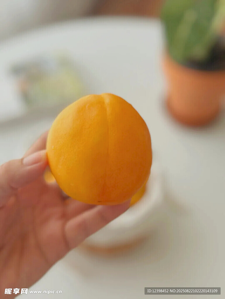 手捧金黃圓潤的新鮮果實