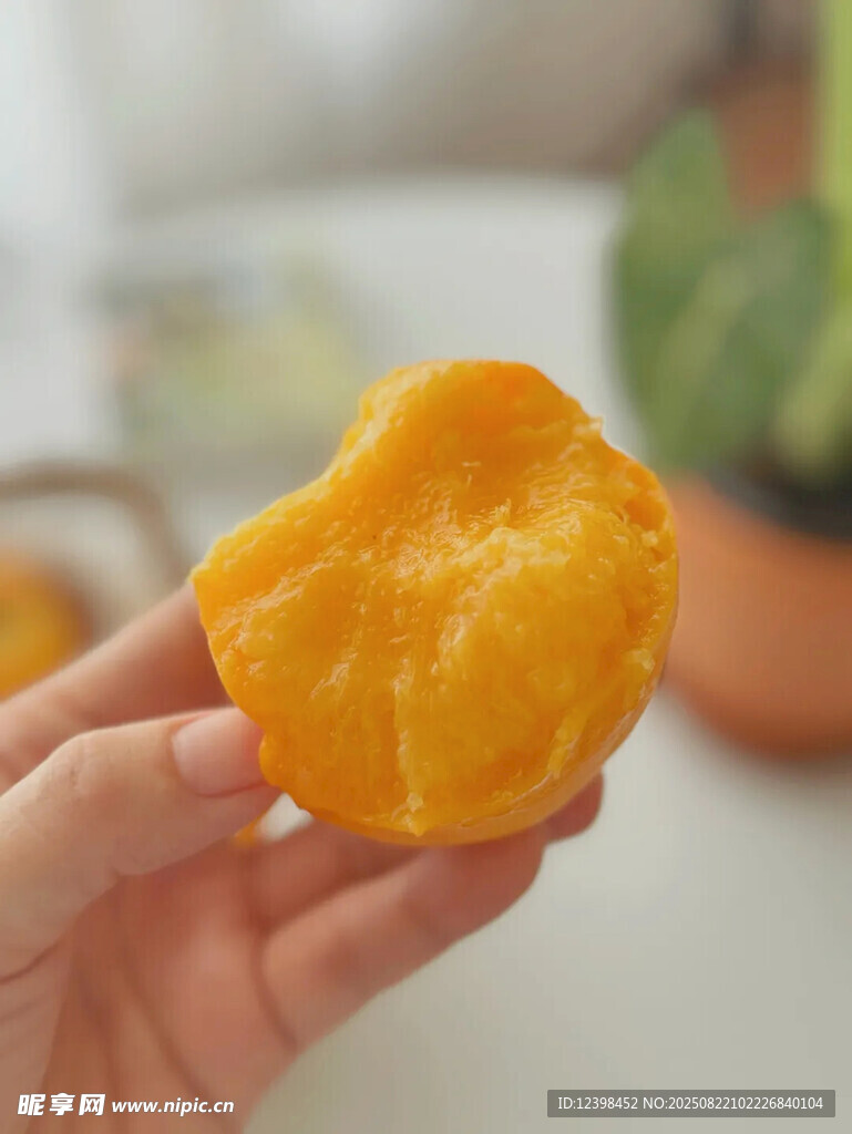 手捧鮮嫩黃桃果肉