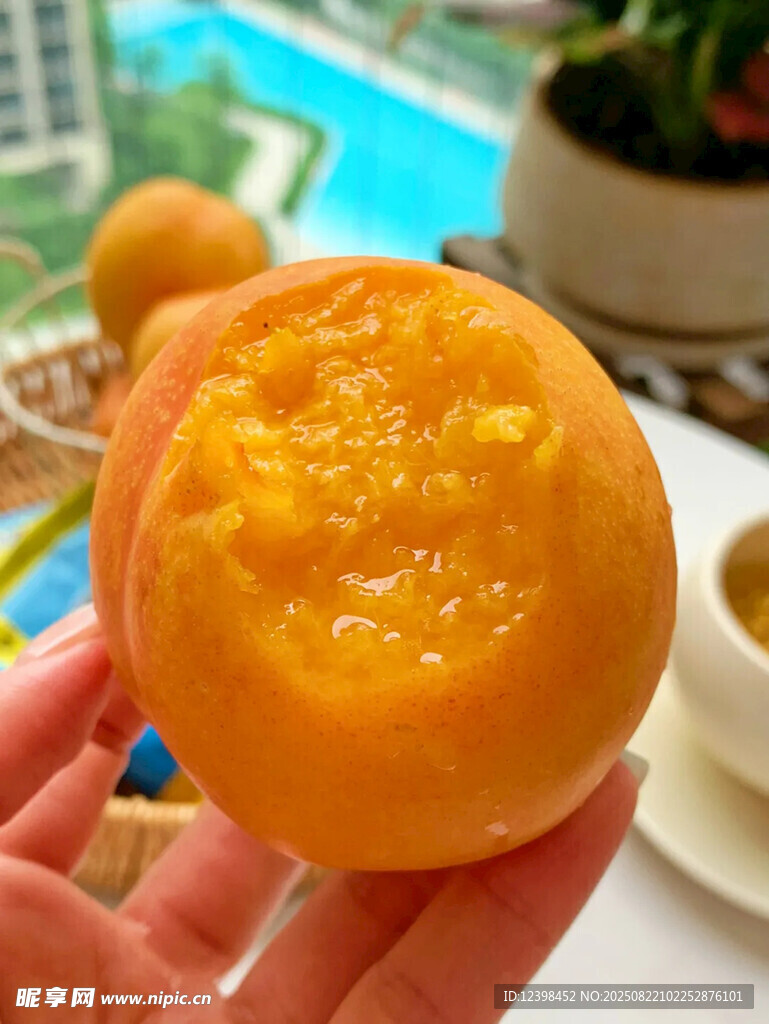 手捧多汁黃桃果肉飽滿