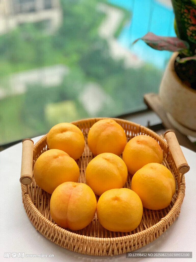 竹籃中的新鮮黃桃