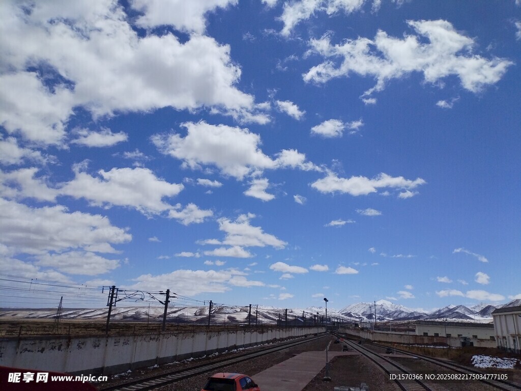 藍天白云下的鐵路景象