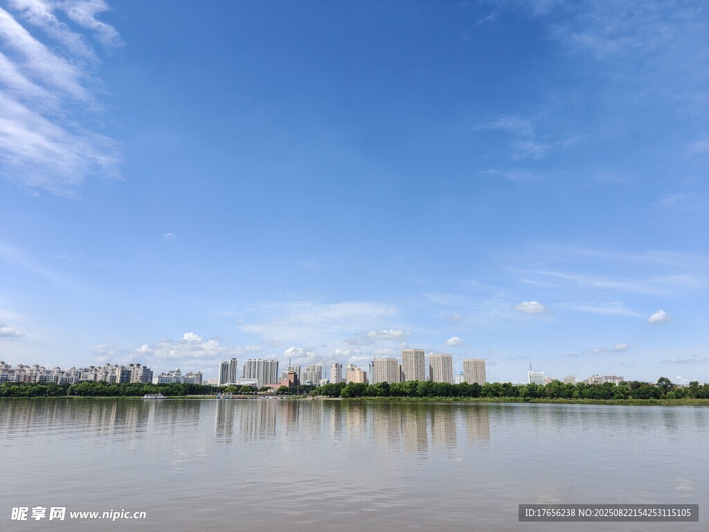 藍天碧水畔的城市風光