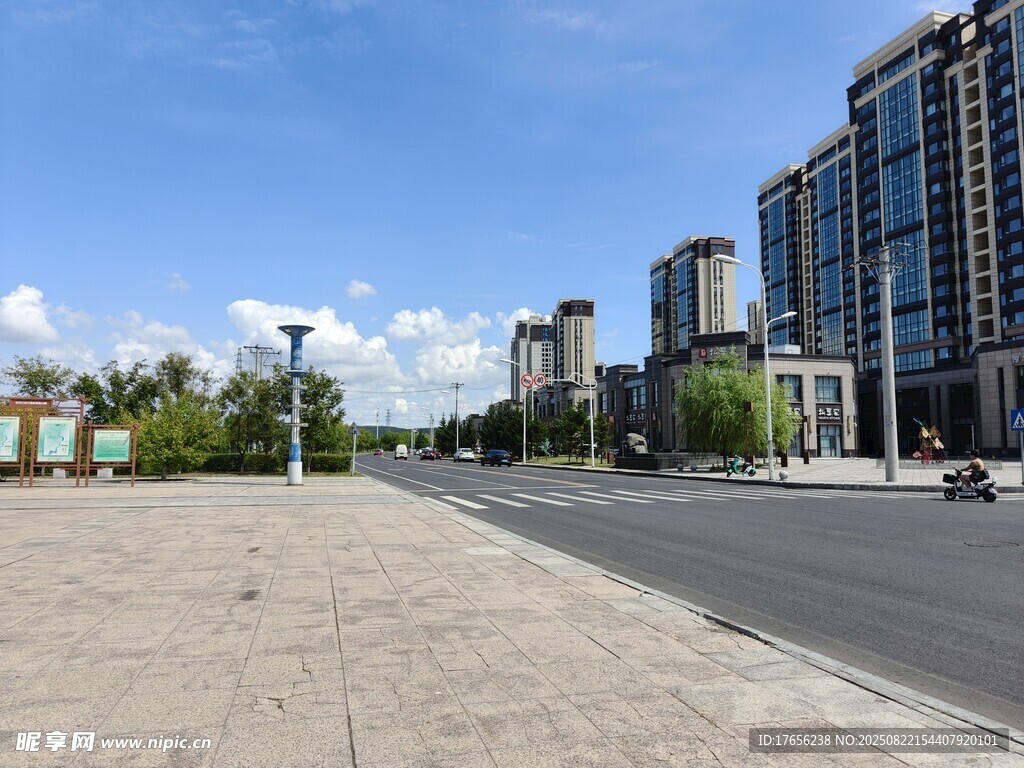 城市寬闊道路與高樓景觀