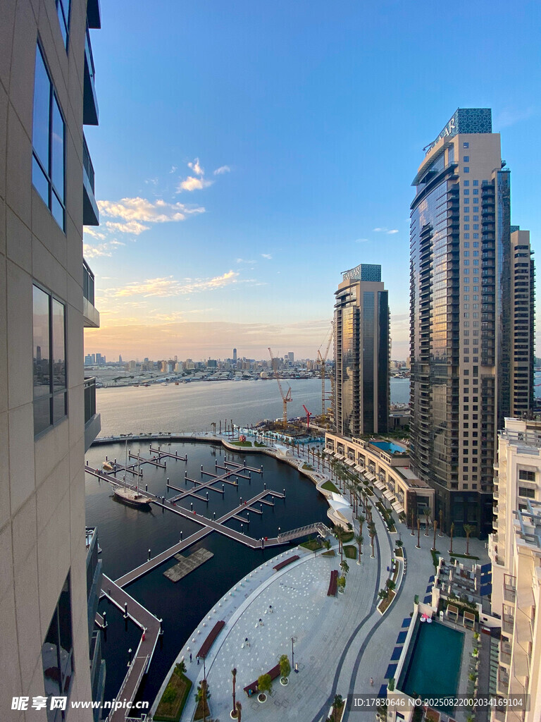 城市天際線與海港景觀