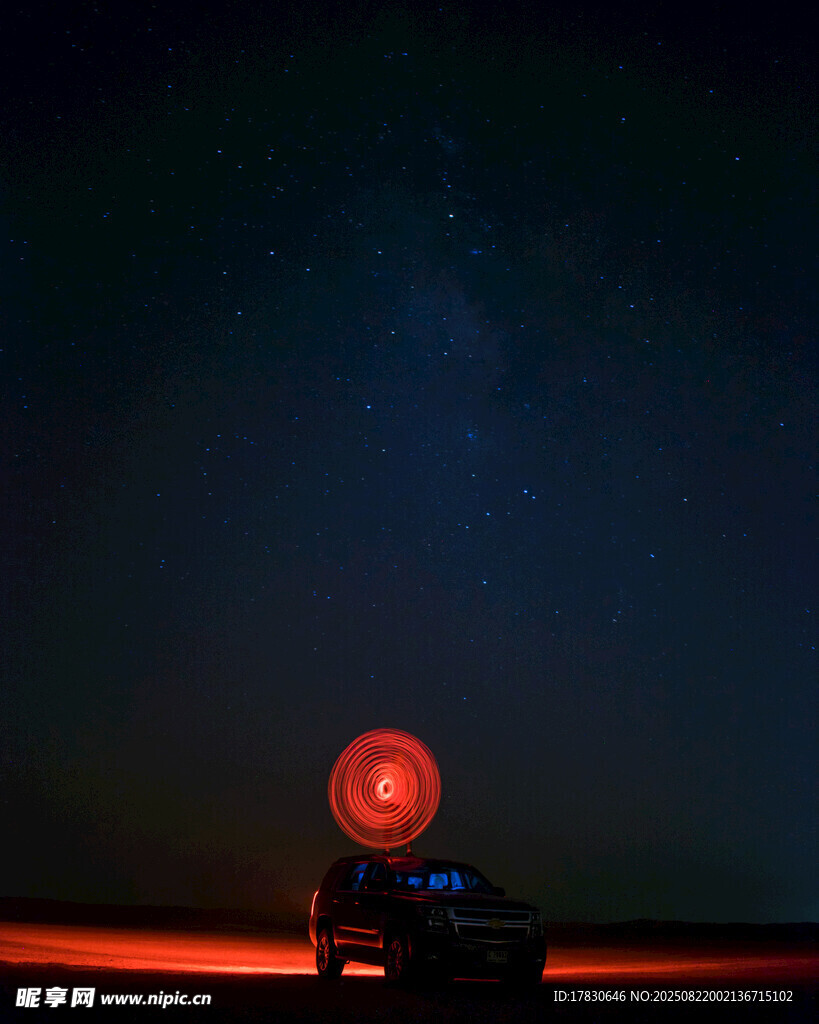 夜中紅月旁的孤獨汽車