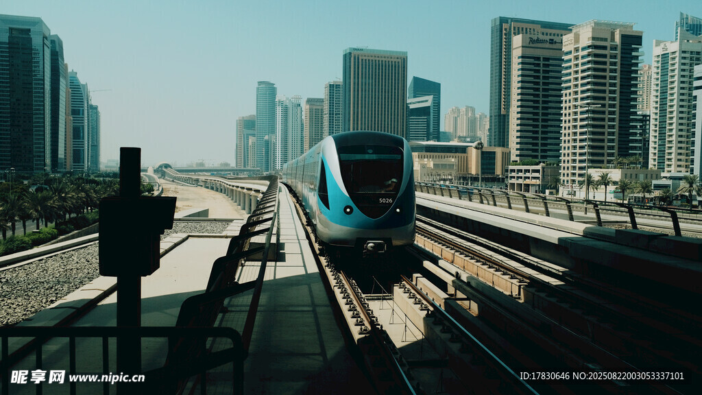 城市軌道列車穿行高樓間