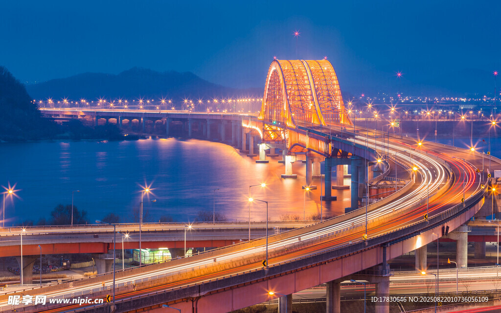 城市夜景中的璀璨橋梁