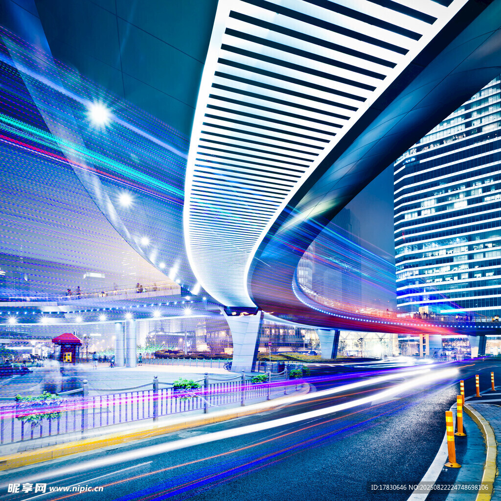 城市夜景中的動感道路