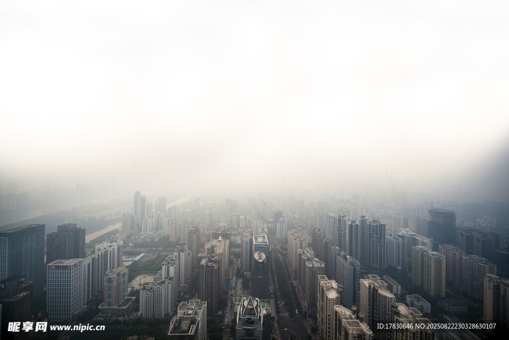 霧中都市建筑群景觀