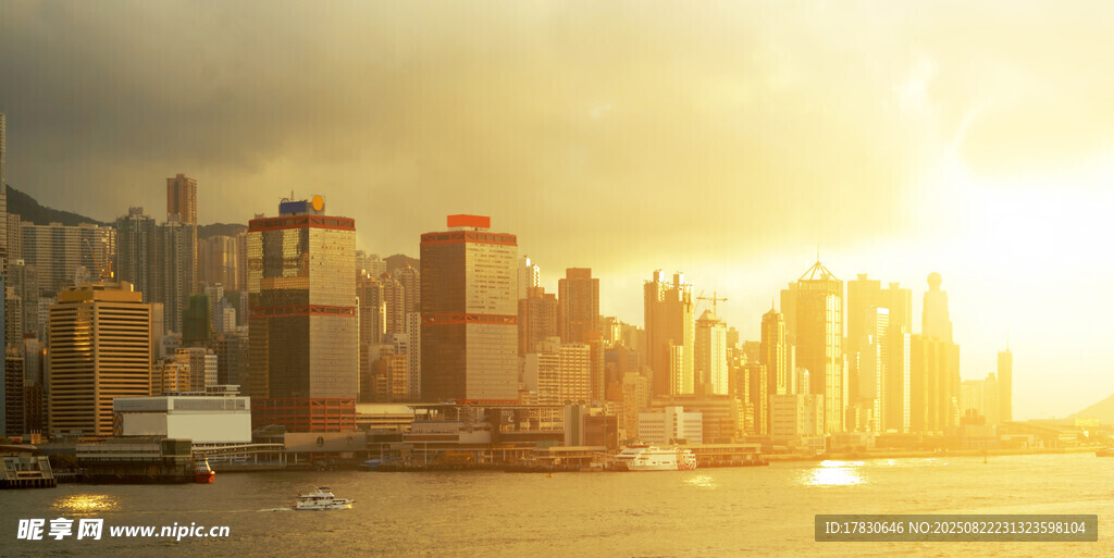 夕陽下的城市天際線美景