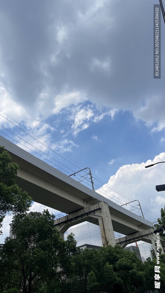 高架橋上的藍(lán)天白云綠樹(shù)