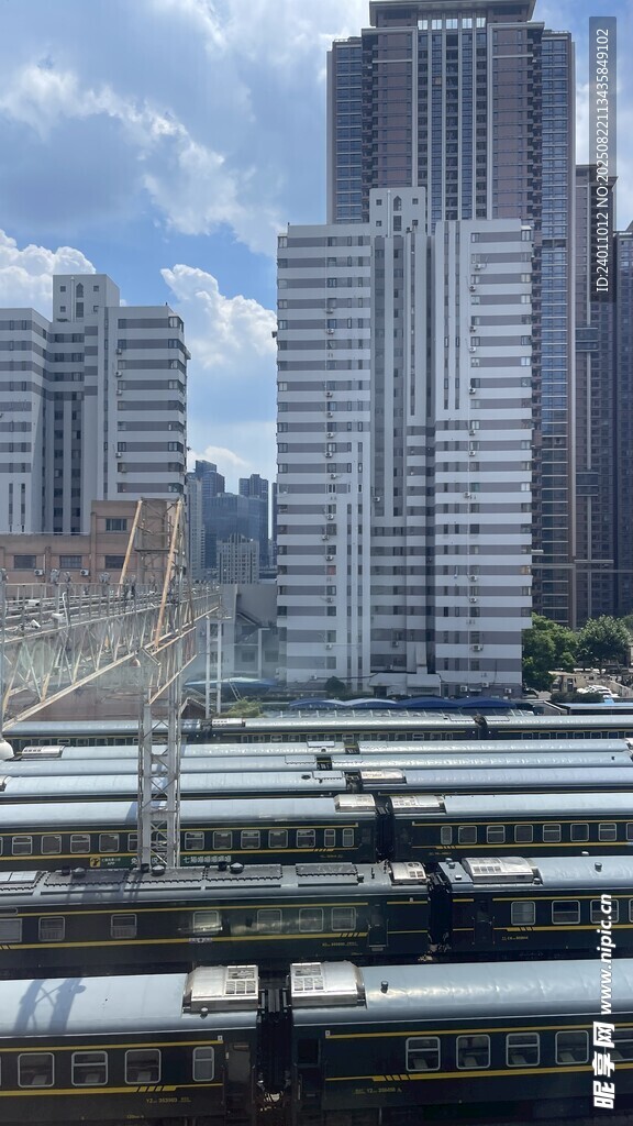 城市鐵軌旁的高樓景觀
