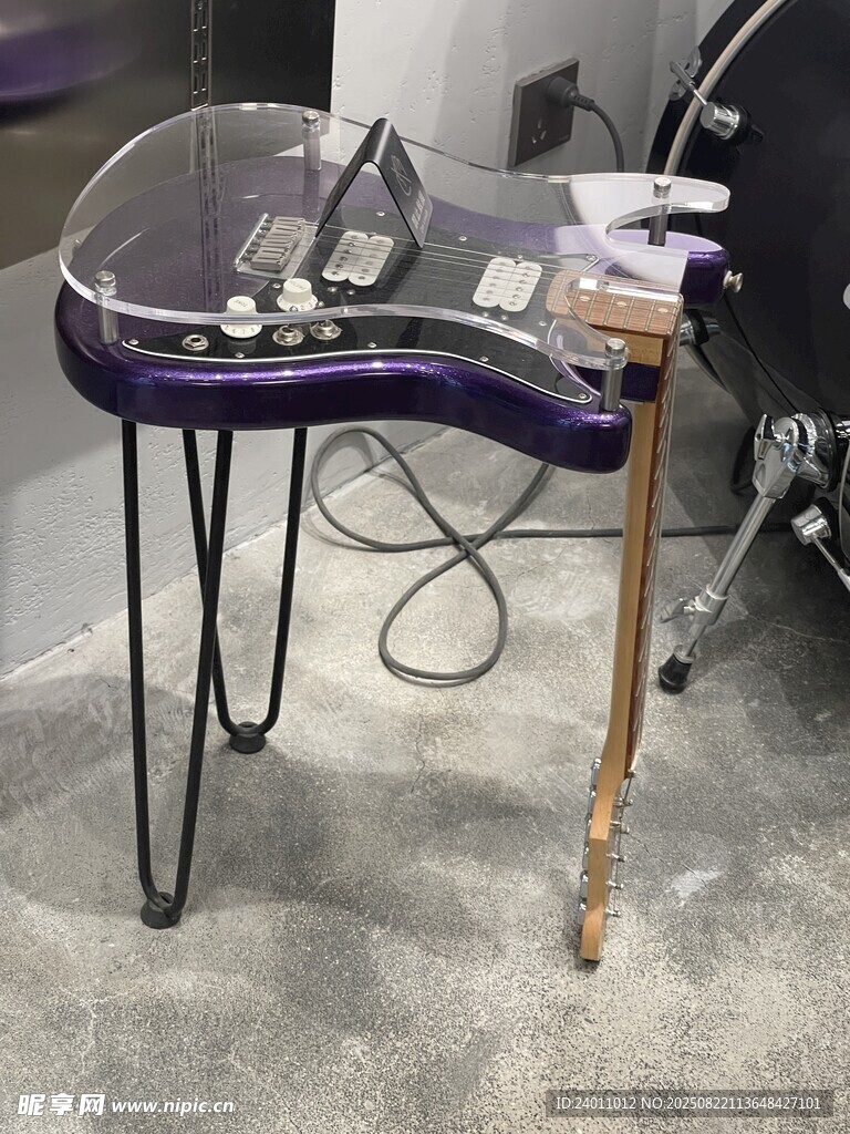 紫色透明電吉他展示
