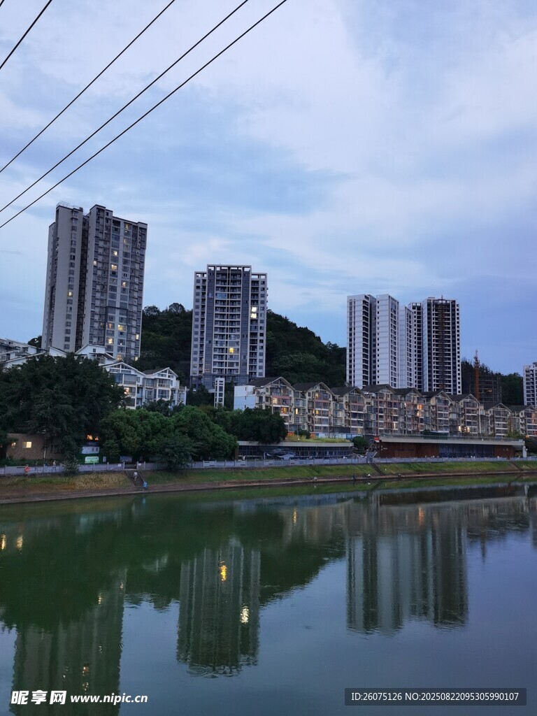 城市湖畔高樓與倒影美麗景致