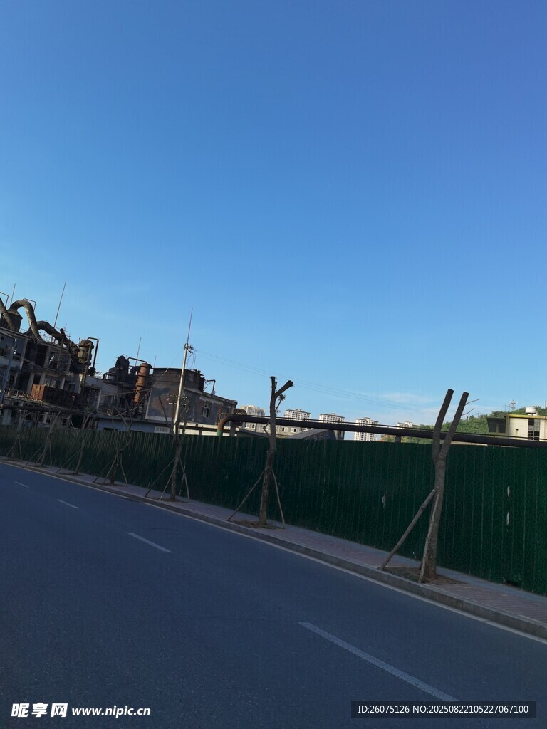 道路旁的建筑施工場景
