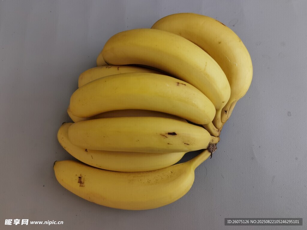 一串金黃飽滿的新鮮香蕉