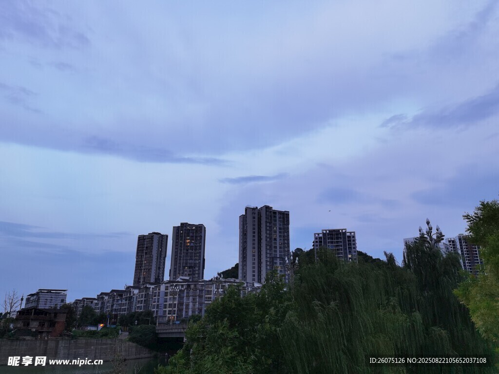 黃昏下的城市高樓景觀