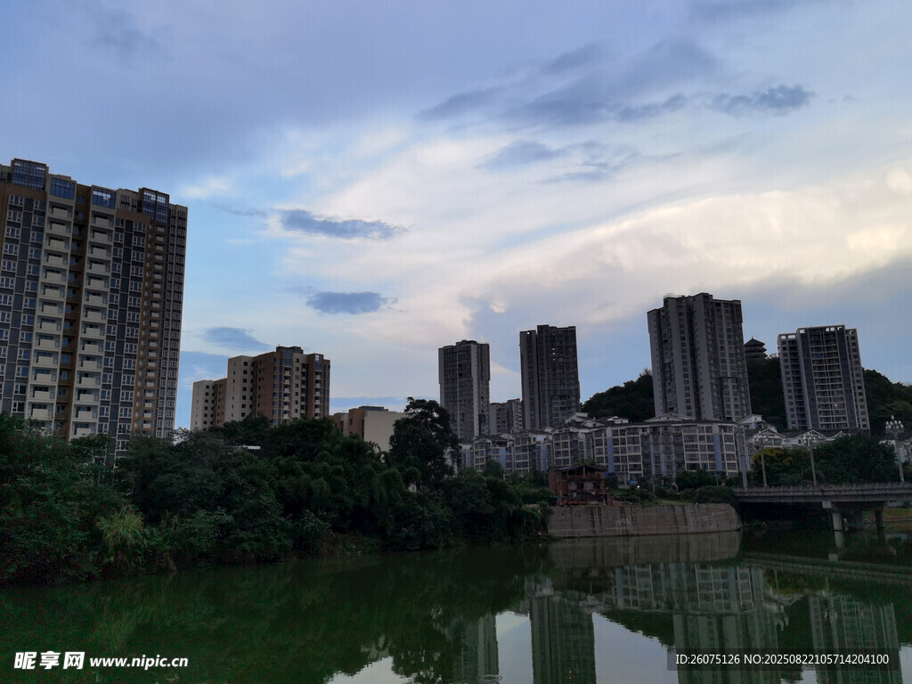 湖畔城市風(fēng)光高樓映碧水