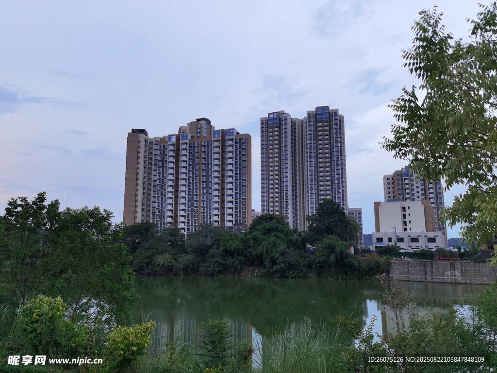 河畔高樓與綠植景觀