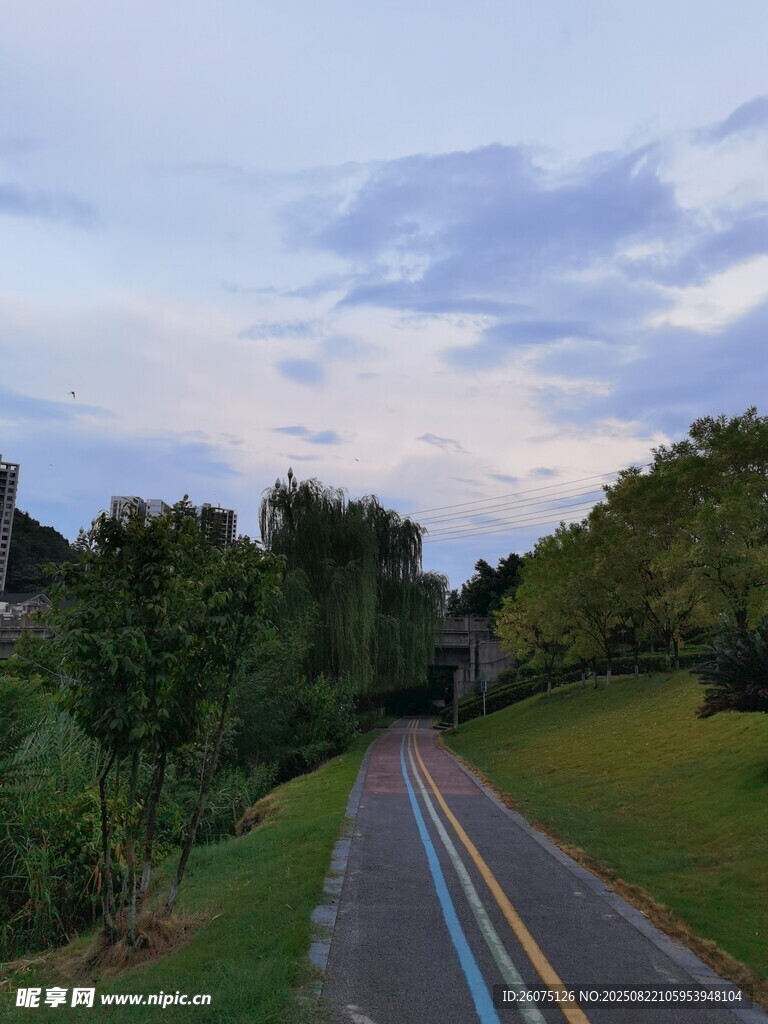 鄉(xiāng)村黃昏的靜謐公路