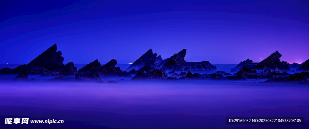 夜幕下的壯麗山巒景觀