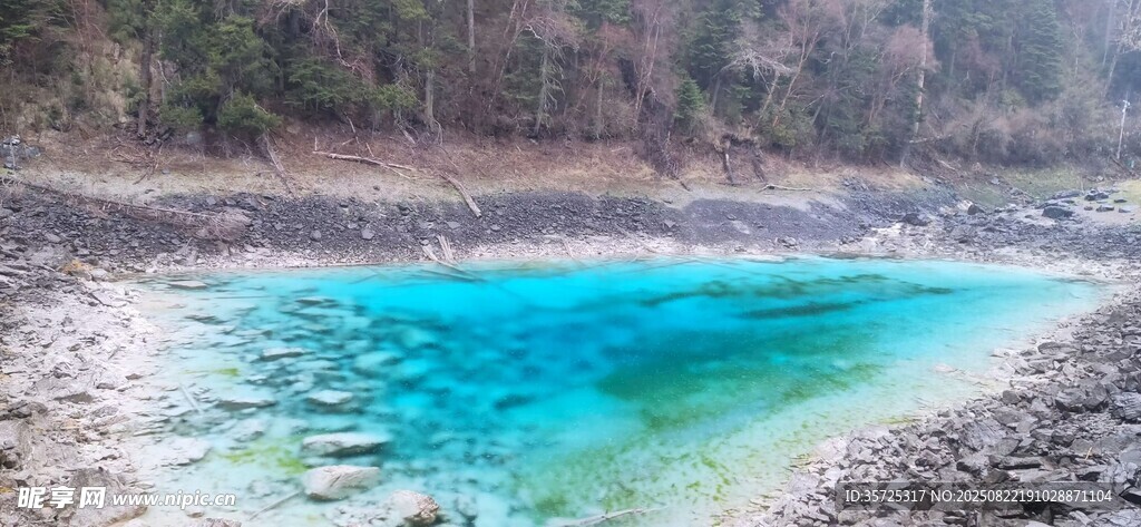 夢幻藍綠色山間九寨溝  