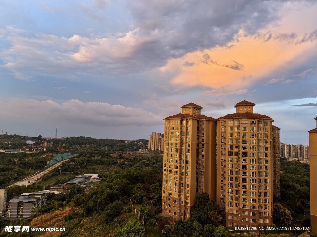 夕陽(yáng)下的城市高樓景觀(guān)