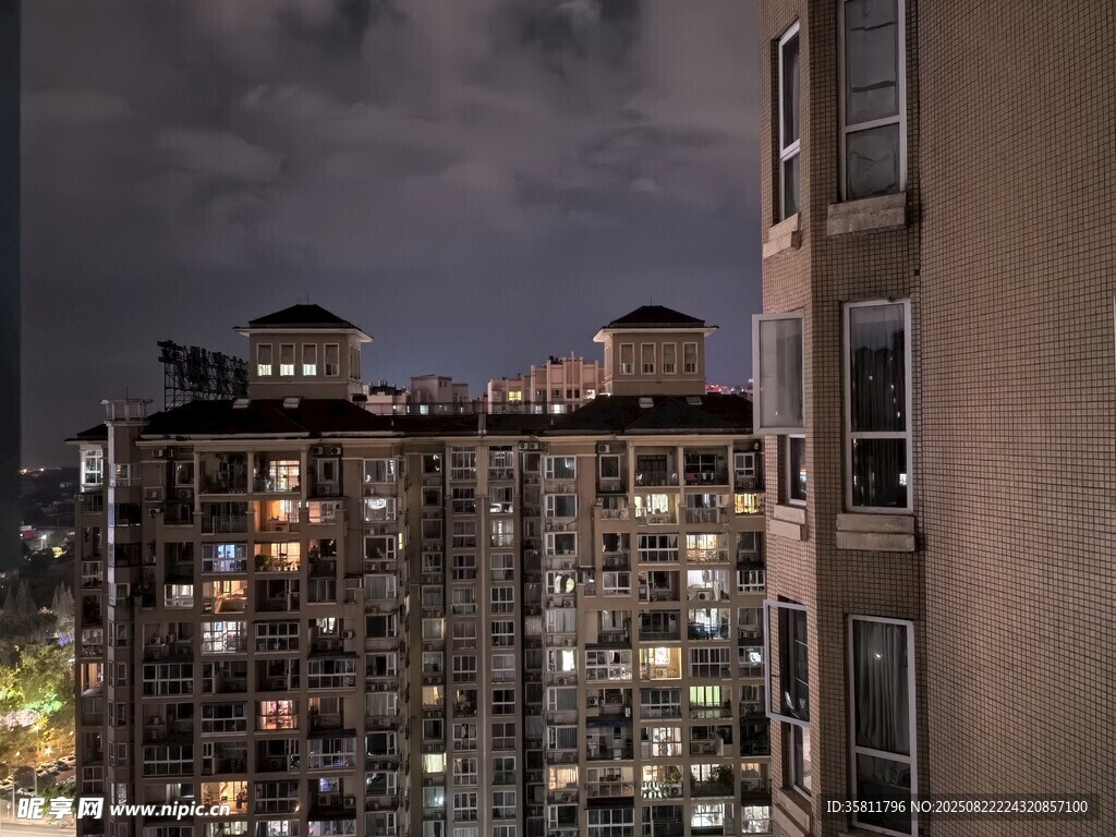 夜幕下的城市居民樓
