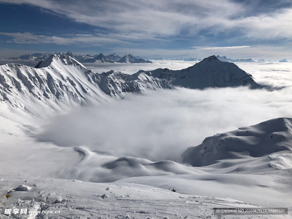 雪山云海壯麗景觀
