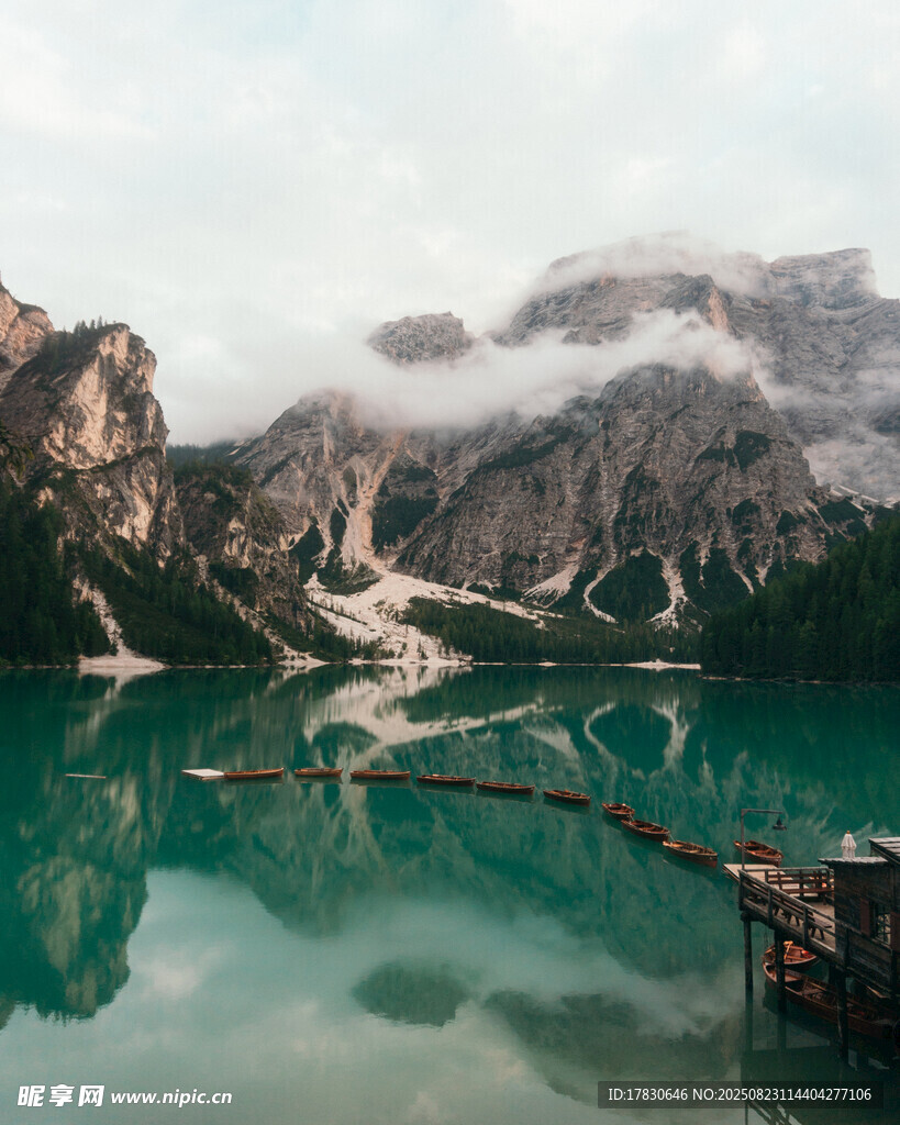 高山湖泊美景如畫
