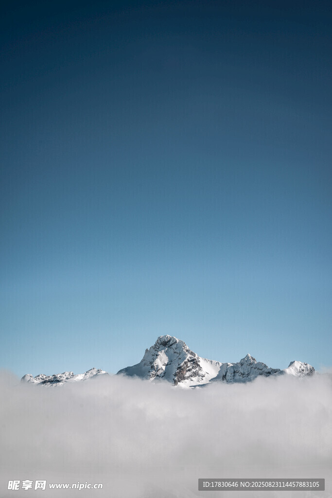云海之上的巍峨山巔