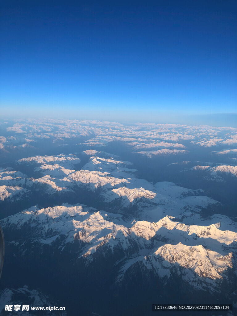 高空俯瞰壯麗雪山景觀