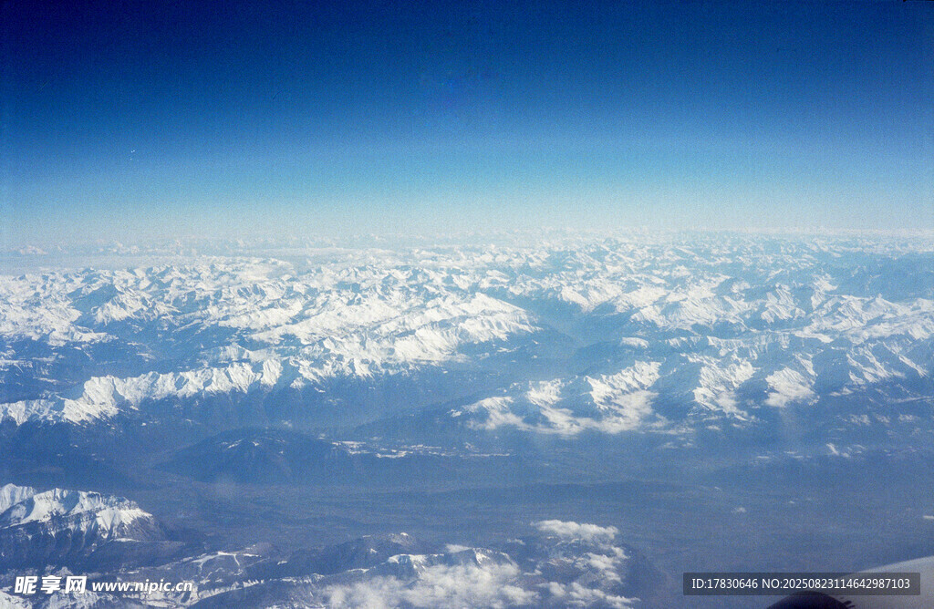高空俯瞰連綿雪山美景