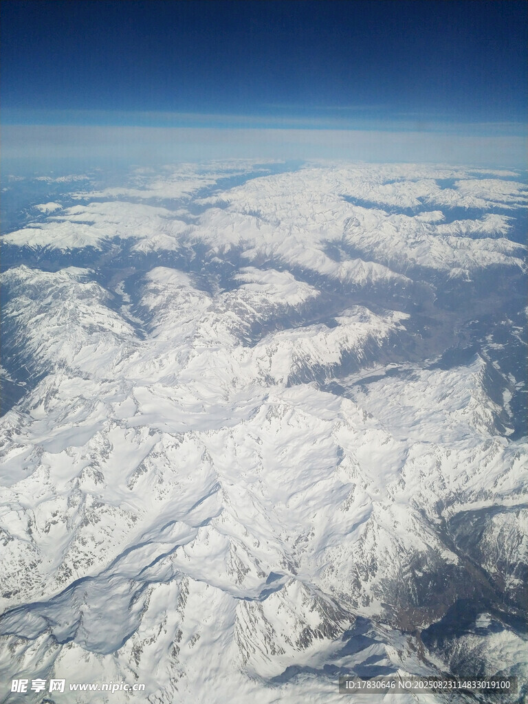 高空俯瞰連綿雪山美景