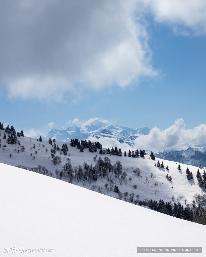 雪覆山巒美景