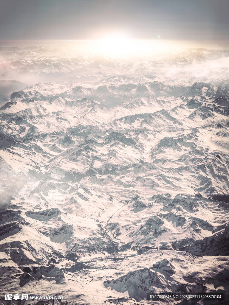 高空俯瞰連綿雪山美景