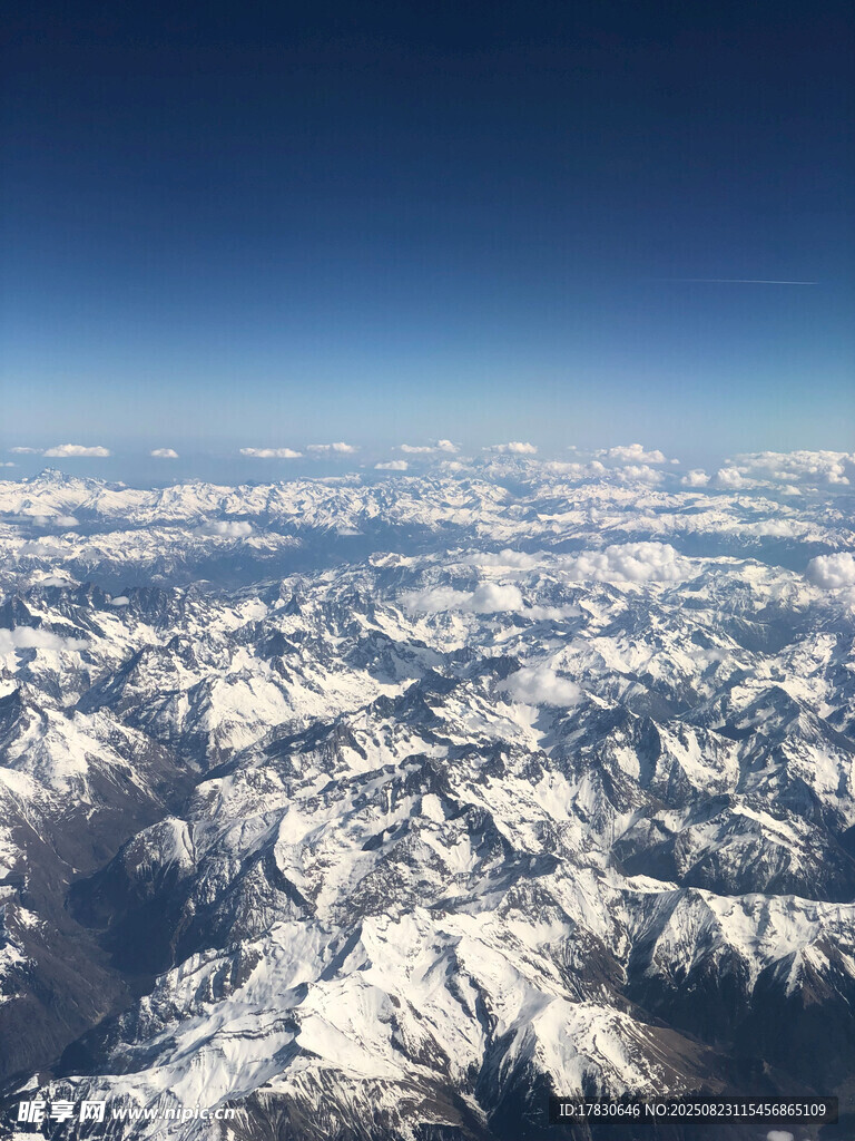 高空俯瞰壯麗雪山景觀