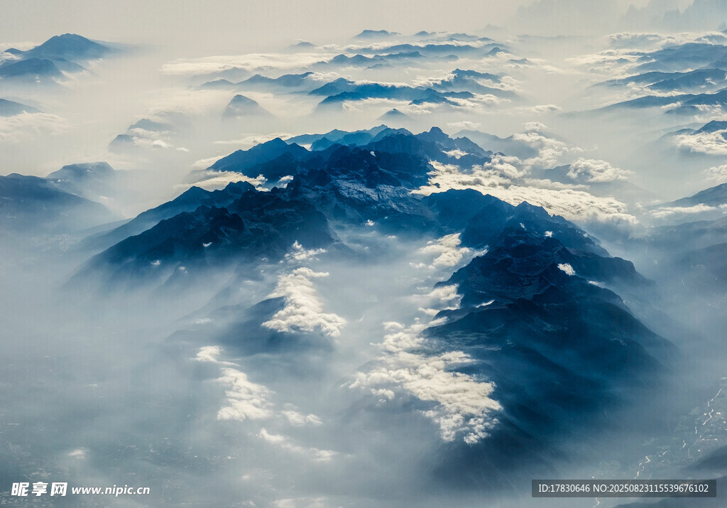 云海中的巍峨山巒